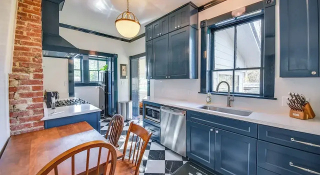 Radiant Gloucester House with Private Porch!, Rezerwuj Dom wakacyjny Gloucester Wirginia