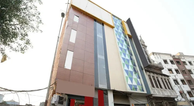 OYO 14510 Hotel Harpal Classic, Забронировать Отель Отели Амритсара с парковкой, рядом с Автобусный вокзал Амритсара, Парковка