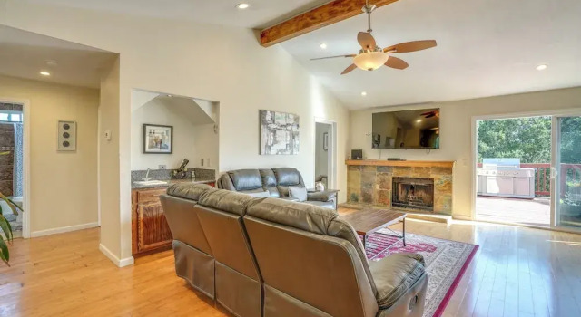 Vallejo Home w/ Spacious Deck, Hot Tub & Views, Rezervați Casă de vacanță Vallejo San Francisco Bay Area, lângă Six Flags Discovery Kingdom