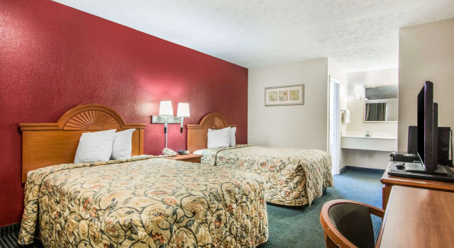 Четырёхместный номер Standard Rodeway Inn La Grange East
