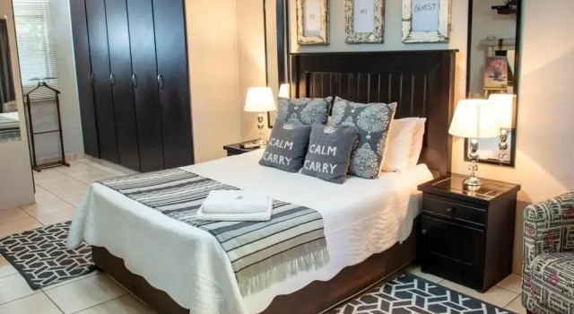Four Seasons Guesthouses, Book Pension Limpopo hoteller med pool, Swimmingpool