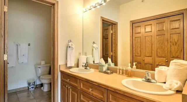 Апартаменты 7 Mi to Skiing: Main St Frisco Condo w/ Balcony!