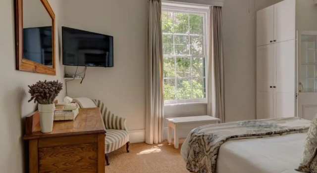 Sandown Lodge, Забронировать Отель Rondebosch , рядом с Newlands Stadium