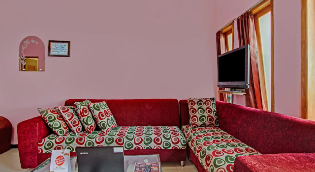 Villa Gothick by Oyo Rooms, Boek Villa East Java Villa's, Villa