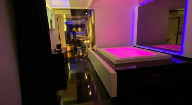 Damore Suite (Adults Only)