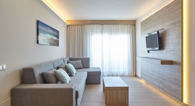 Люкс Цокольный этаж с балконом Sol Bahía Ibiza Suites