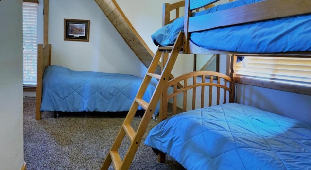 Кровать в общем номере The Hideaway Lodge