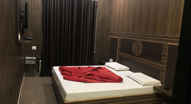 Hotel Pardesi,Har ki pauri Road Haridwar, Забронировать Отель СПА-отели Хардвар, рядом с Храм Хар-Ки-Паури, SPA-услуги