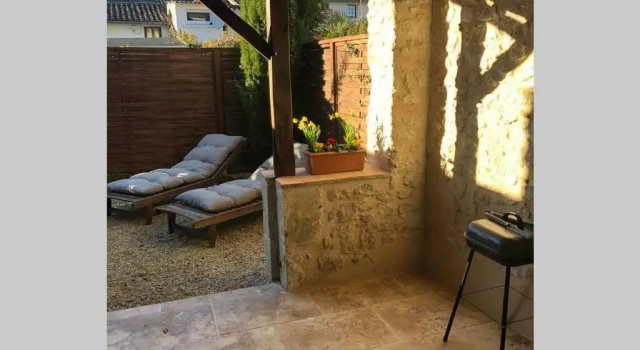 Коттедж Beautiful Eymet Bastide house & courtyard garden