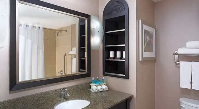 Четырёхместный люкс Holiday Inn Express & Suites Ottawa West - Nepean by IHG