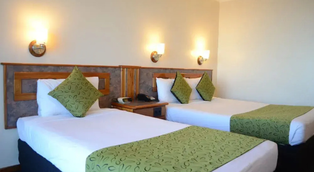 Двухместный номер Standard с балконом и с видом на горы Acacia Court Hotel