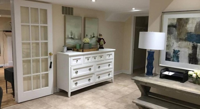 Beautiful 1 bedroom lower level apartment, Book Lejlighed Mississauga 