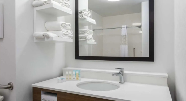 Четырёхместный номер Standard Hampton Inn Bedford