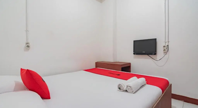 Двухместный номер Standard RedDoorz near Riau Junction Mall 2