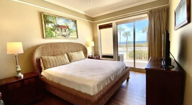 Номер Standard с 2 комнатами с балконом Wonderful Tropical Condo with Beach and Fitness Center Access - Unit 0102 by RedAwning