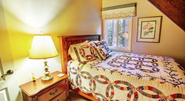 Lloyds Lodge Vacation Rental 4 Bedrooms 2 Bathrooms Home, Забронировать Дом для отпуска Отели Норт-Лейк-Тахо с парковкой, Парковка