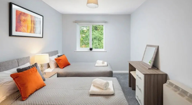 Modern 1-bedroom in Crawley With Free Parking, Забронировать Апартаменты/квартира Кроли Западный Суссекс