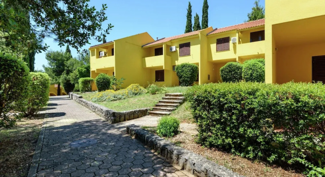 Apartment With Wifi, at 4 km. From City of Trogir, Забронировать Апартаменты/квартира Округ-Доньи Ciovo Island