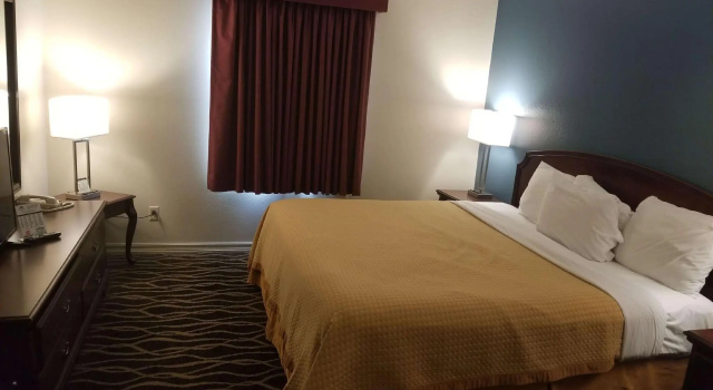 Четырёхместный люкс с 2 комнатами Days Inn and Suites by Wyndham Sikeston