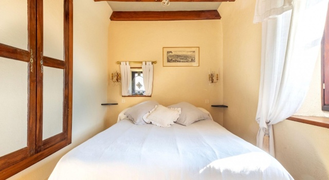 Plush holiday home in Altillac with a private swimming pool, Забронировать Отель Альтийак Коррез