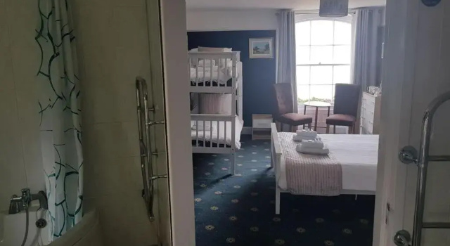 Standard- firedobbelt værelse med havudsigt Waterfront Hotel
