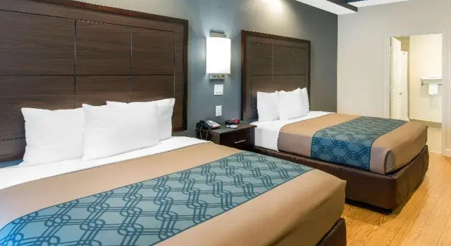 Четырёхместный номер Standard Econo Lodge Inn & Suites Houston Willowbrook