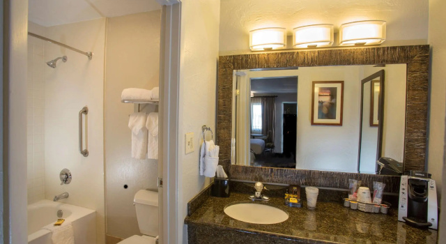 Четырёхместный номер Deluxe Best Western Plus Hilltop Inn