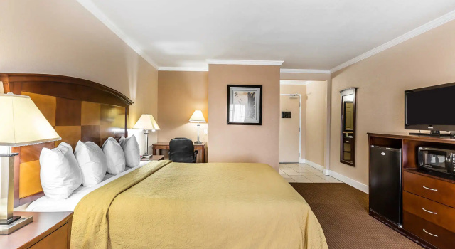 Номер Standard Quality Inn near Hearst Castle