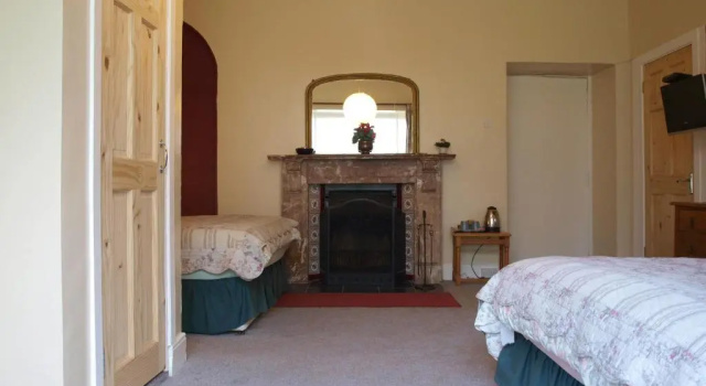 Четырёхместный номер Standard Ross House Equestrian Holidays