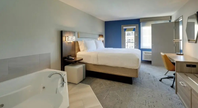 Люкс c 1 комнатой с балконом Holiday Inn Express Hotel & Suites Branson 76 Central by IHG