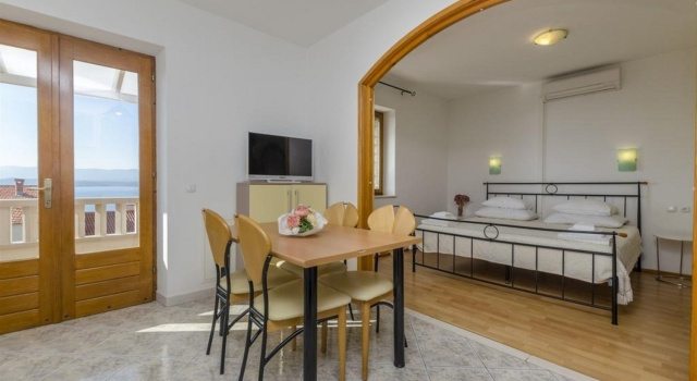 Apartment Lemar - parking and barbecue: A2 ANTIQUE Bol, Island Brac
