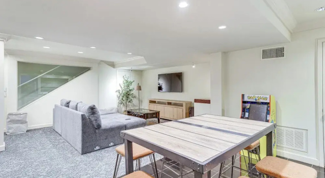 1 Mi to OU! Group Getaway w/ Game Room, Pool, Rezervasyon Tatil Evi Norman Oklahoma