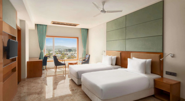 Howard Johnson by Wyndham Udaipur Roop Nagar, Забронировать Отель Отели штата Раджастхана с парковкой, Парковка