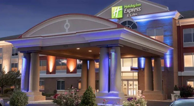 Люкс Economy Holiday Inn Express Hotel & Suites Vestal by IHG