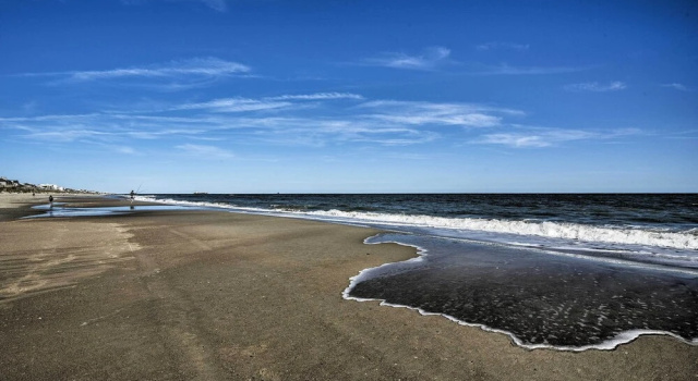 Colorful Emerald Isle Home: Just Steps to Beach!, Забронировать Дом для отпуска Отели Эмералд-Айл с парковкой, Парковка