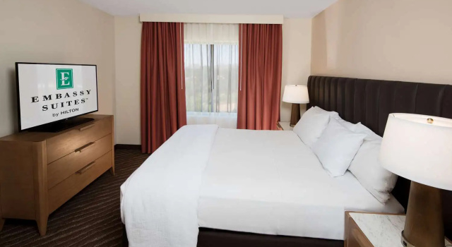 Двухместный люкс с 2 комнатами с видом на горы Embassy Suites by Hilton Phoenix Scottsdale