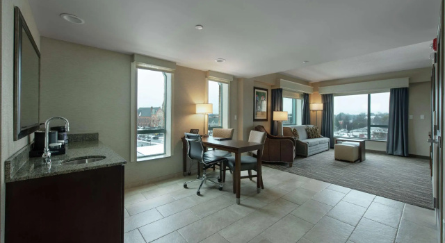 Четырёхместный люкс Embassy Suites Saratoga Springs