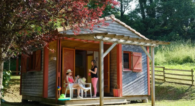 Camping Le Hameau du Petit Lay, Забронировать Кемпинг Кемпинги и глэмпинги Замка Пюи-дю-Фу, Кемпинг