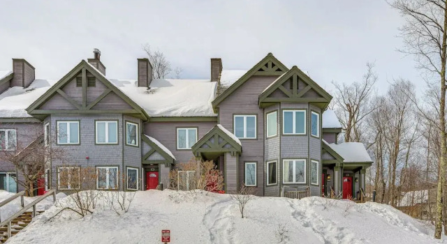 Ski-in Resort Family Condo w/ Deck at Jay Peak!, Varaa Lomakeskus Westfield. Yhdysvallat
