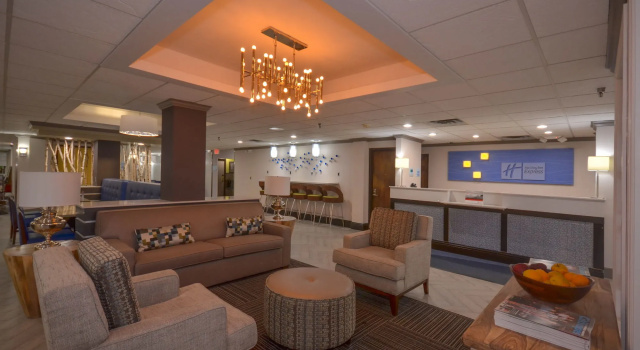 Holiday Inn Express & Suites Fayetteville University of Arkansas Area by IHG, Забронировать Отель Отели Northwest Arkansas с парковкой, Парковка