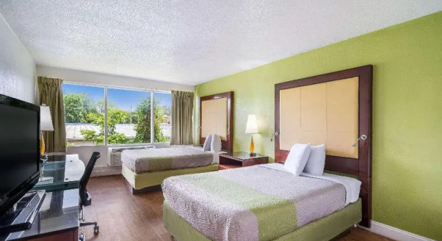 Номер Standard Econo Lodge Airport near Billy Graham Parkway