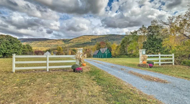 Luxe 'green Barn' Near Skiing w/ Mt Equinox Views!, Забронировать Апартаменты/квартира Манчестер-Центр Bromley Mountain