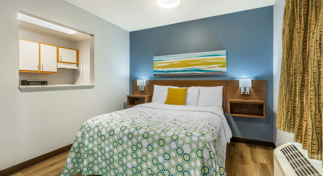 HomeTowne Studios & Suites by Red Roof Greensboro, Забронировать Отель Отели Гринсборо с парковкой, Парковка