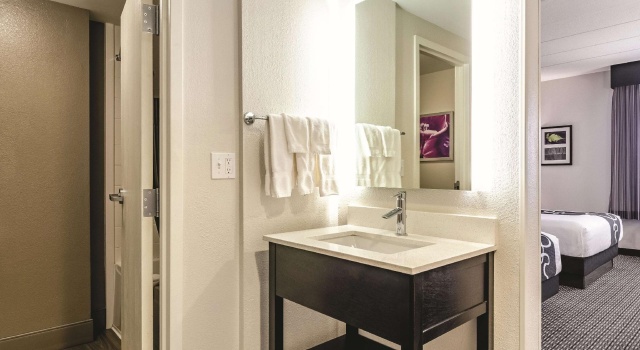 Четырёхместный номер Standard La Quinta by Wyndham Warwick Providence Airport