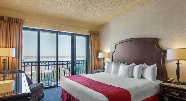Номер Standard с видом на озеро Shoreline Inn & Conference Center, an Ascend Collection Hotel