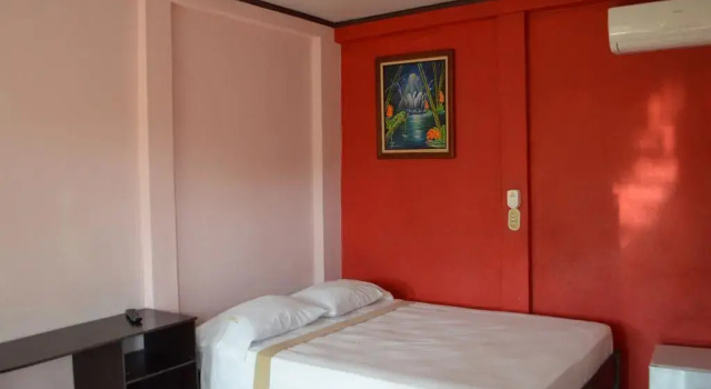 Cabinas Los Almendros Limitada, Prenota Hotel Hotel a Alajuela con parcheggio, Parcheggio