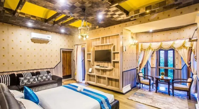Номер Deluxe с балконом Royal Empire Boutique Hotel