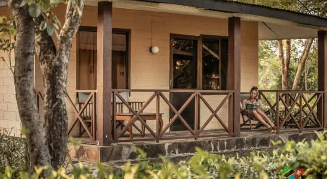 Бунгало с красивым видом из окна Tan-Swiss Lodge