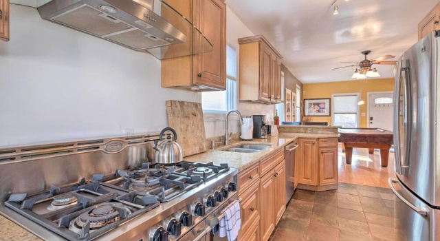 Коттедж Ideally Located DC Home w/ Pool Table & Patio