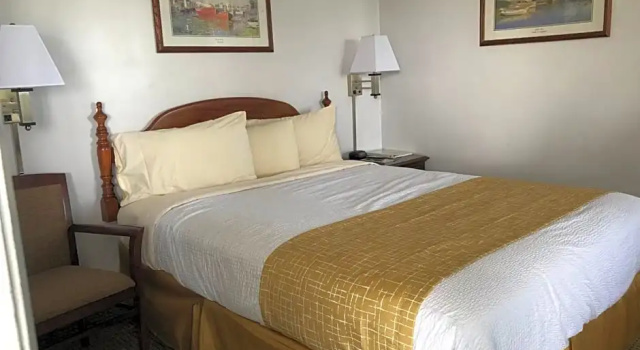 Двухместный люкс Travelodge by Wyndham Cape Cod Area